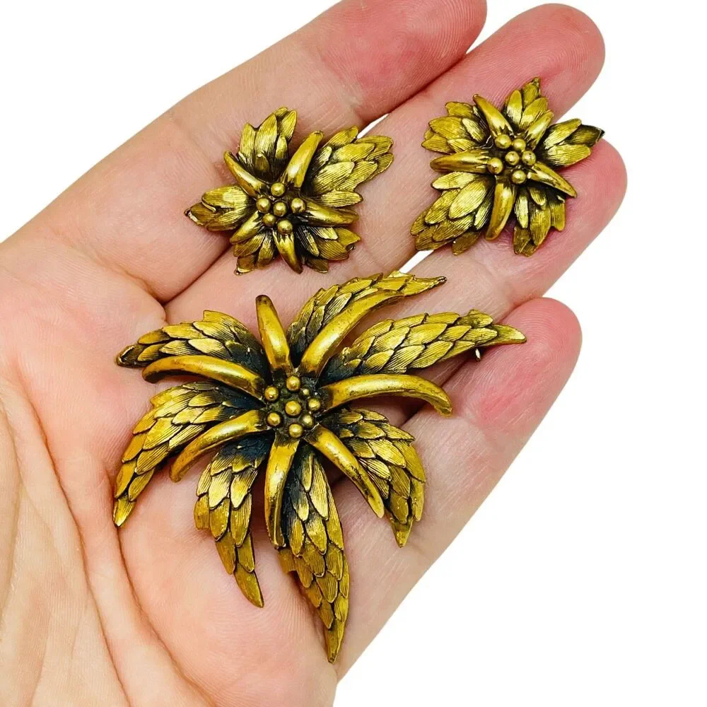 Vintage TORTOLANI gold tone flower designer earrings brooch set